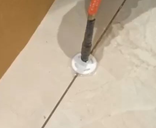 浚县瓷砖空鼓维修公司专业解答瓷砖在铺贴过程中，如果没有涂抹均匀到位的粘结材料（如水泥砂浆或瓷砖胶），可能会导致以下问题